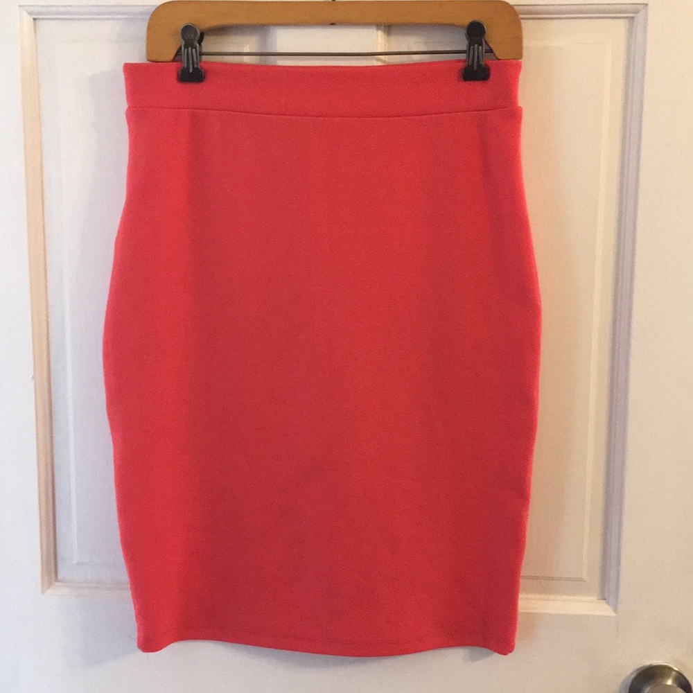 Stretch form fitting pencil skirt size M